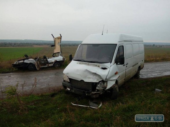 Смертельное ДТП произошло под Одессой: микроавтобус разорвал легковушку, есть погибшие (фото)