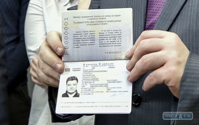 Ажиотаж из-за безвиза: очередь за биометрическими паспортами в Одессе растянулась на полгода
