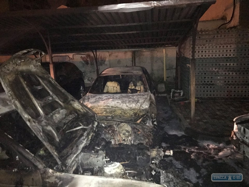 Масштабный пожар случился на автостоянке в Одессе: пять автомобилей сгорели дотла
