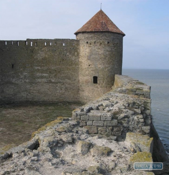 Стена Белгород-Днестровской крепости стремительно движется в обрыв (фото)