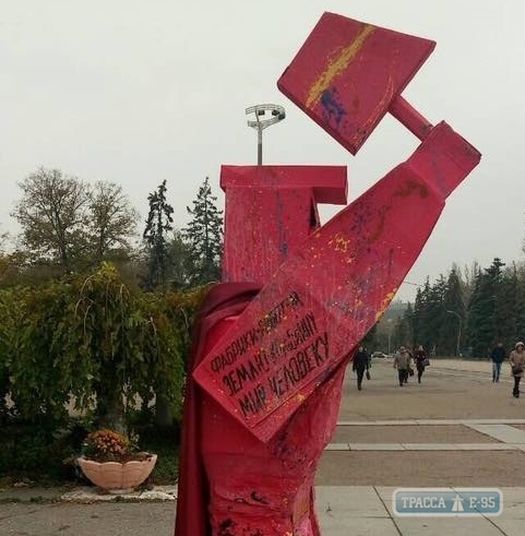Немногочисленные одесситы отпраздновали 100-летие Октябрьской революции с картонным памятником