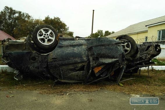 Пьяный водитель врезался в столб в Болграде Одесской области: пострадали два человека (фото)