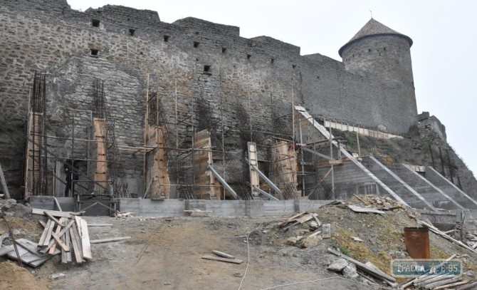 Подрядчика обязали до конца месяца завершить укрепление аварийной стены Аккерманской крепости