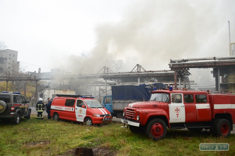 Масштабный пожар на одесской кондитерской фабрике (фото)