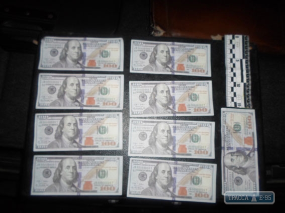 Полиция Измаила задержала подростка, купившего у местного жителя автомобиль за сувенирные доллары