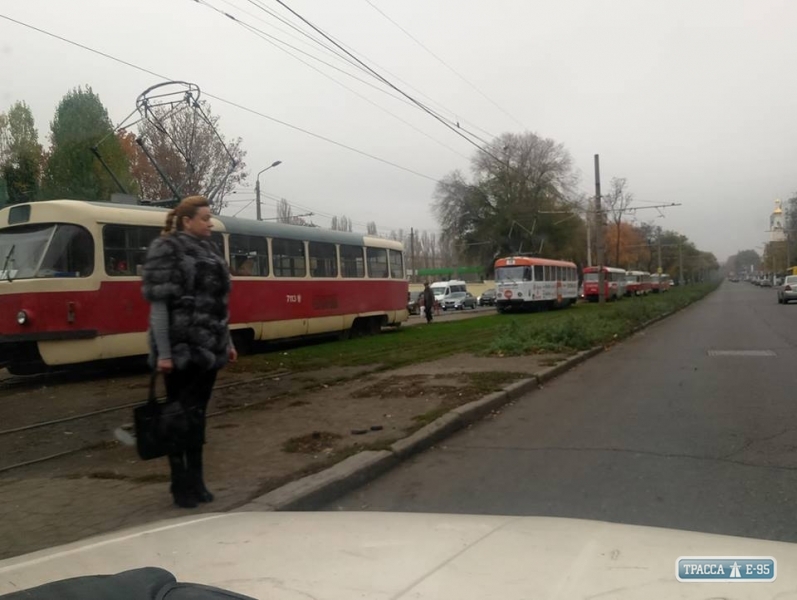 Легковушка заблокировала движение трамваев в Одессе (фото)