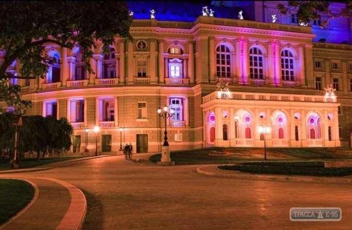 Одесса поможет недоношенным детям, подсветив фиолетовым цветом Оперный театр