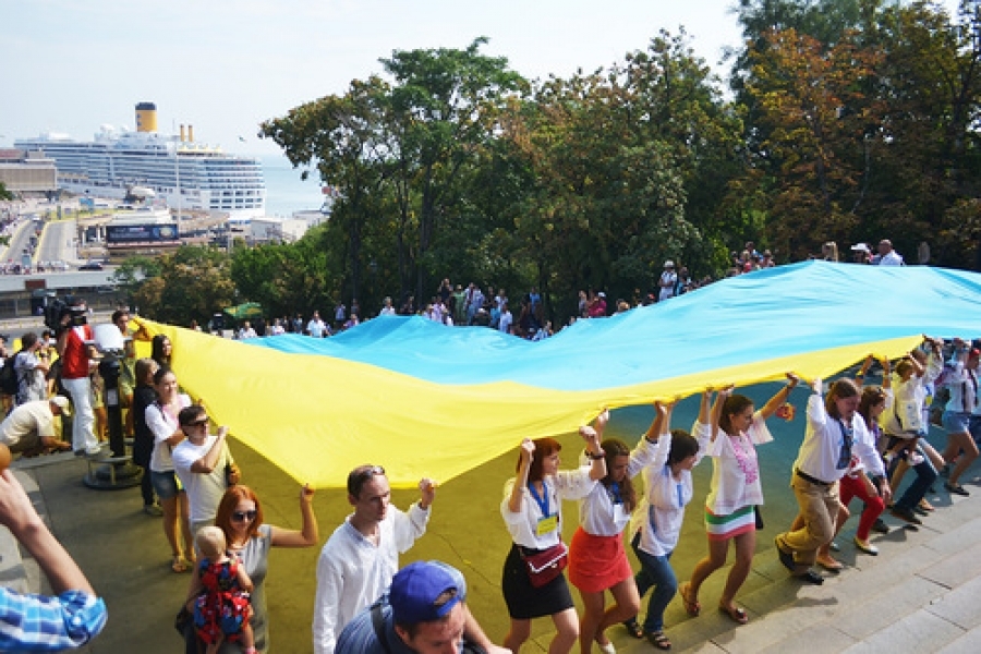 Одесситы подняли над Потемкинской лестницей гигантский флаг Украины 
