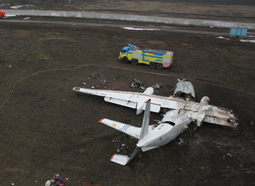 Командир рухнувшего самолета, летевшего из Одессы в Донецк, может сесть на 10 лет