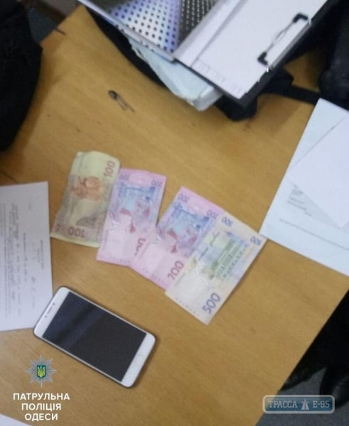 Одесские патрульные задержали двух женщин, предлагавших им взятку