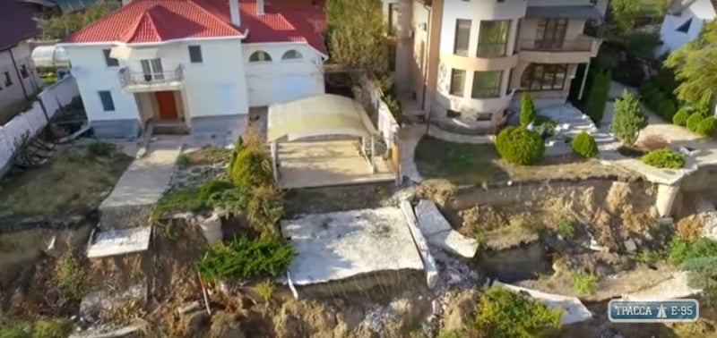 Город-спутник Одессы пытается остановить оползень, разрушивший десятки элитных домов у моря
