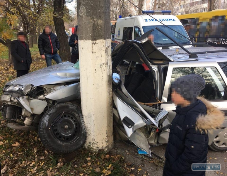 Пьяный водитель иномарки врезался в бетонный столб на поселке Котовского в Одессе