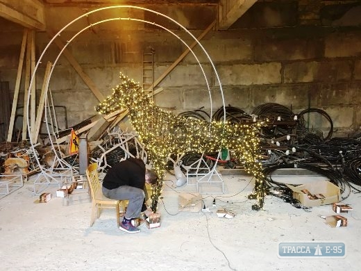 В центре Одессы появится светящаяся фигура собаки и объемные украшения (фото)