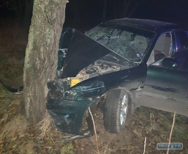 На трассе Одесса – Рени автомобиль вылетел в кювет и врезался в дерево: трое пострадавших (фото)