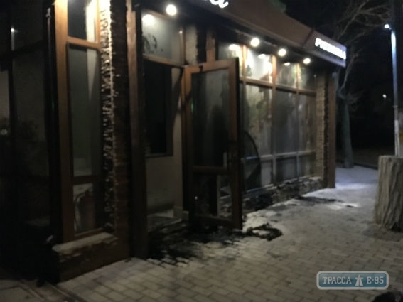 Неизвестные ночью сожгли пиццерию в центре Белгород-Днестровского