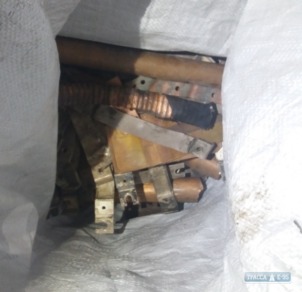 Одесские пограничники обнаружили в авто тайник с тонной металлолома
