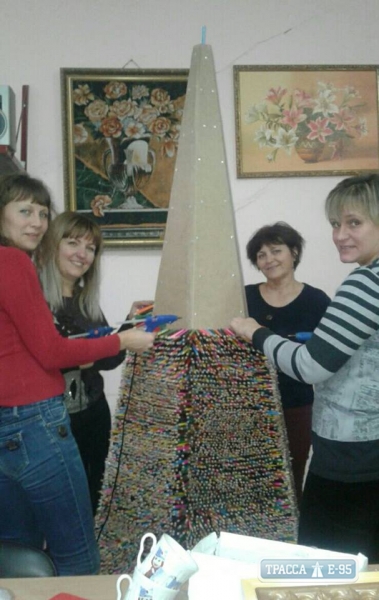 Жители райцентра под Одессой хотят возвести самую большую в Украине елку из карандашей