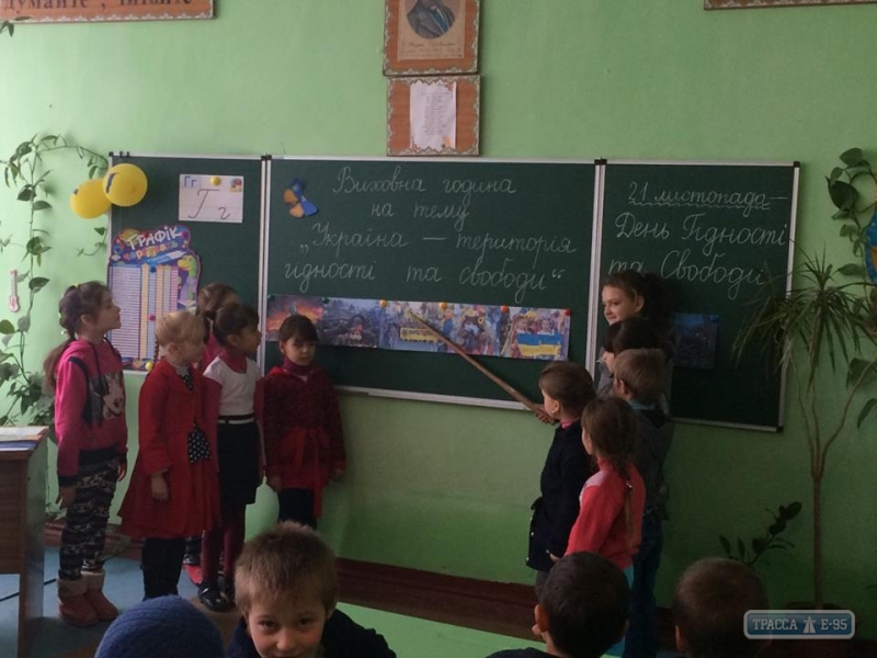 Новые учебные доски появились в сельской школе и детсаду в Захаровском районе Одесской области
