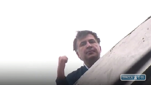 Правоохранители задержали экс-главу Одесской области, спрятавшегося на крыше (видео)