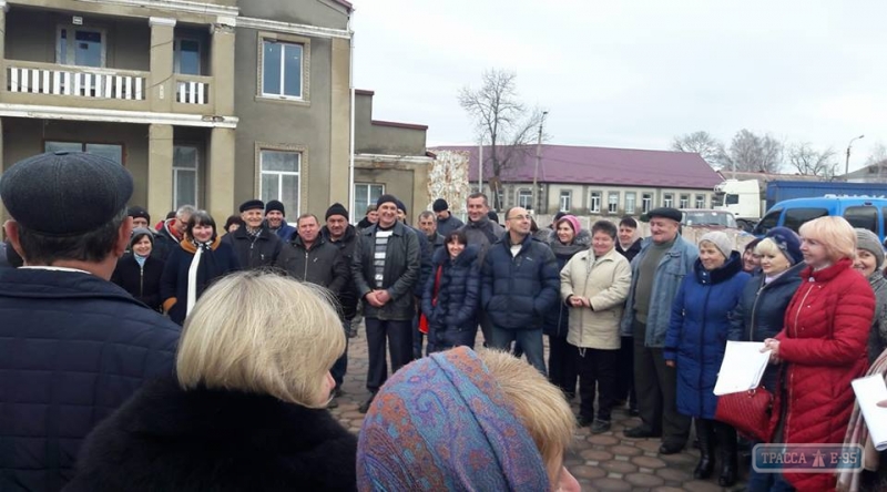 Жители Цебриково второй день собираются на вече, чтобы отстоять свои голоса на выборах в ОТГ