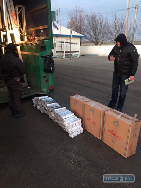 Одесские правоохранители изъяли контрабандных сигарет на миллион гривен (фото)
