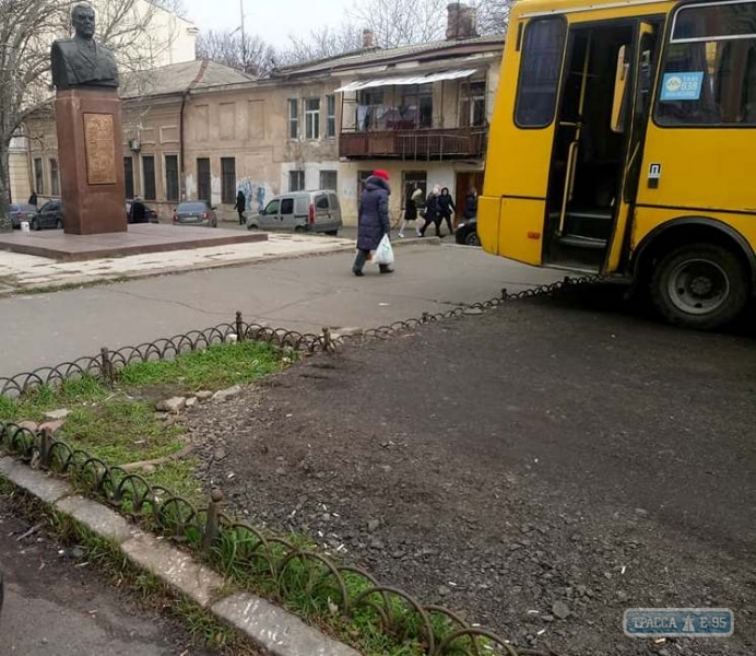 В Одессе газон залили асфальтом, превратив его в стоянку для маршруток (фото)