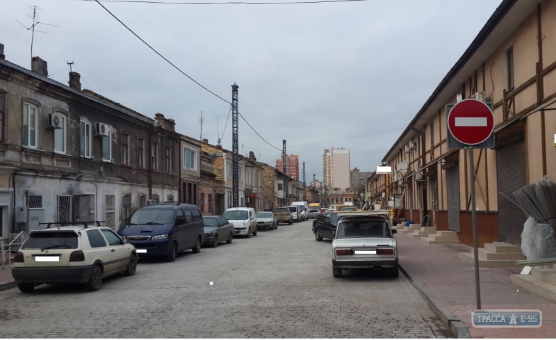 Коммунальные службы запретили парковаться возле Одесской мэрии и Староконного рынка