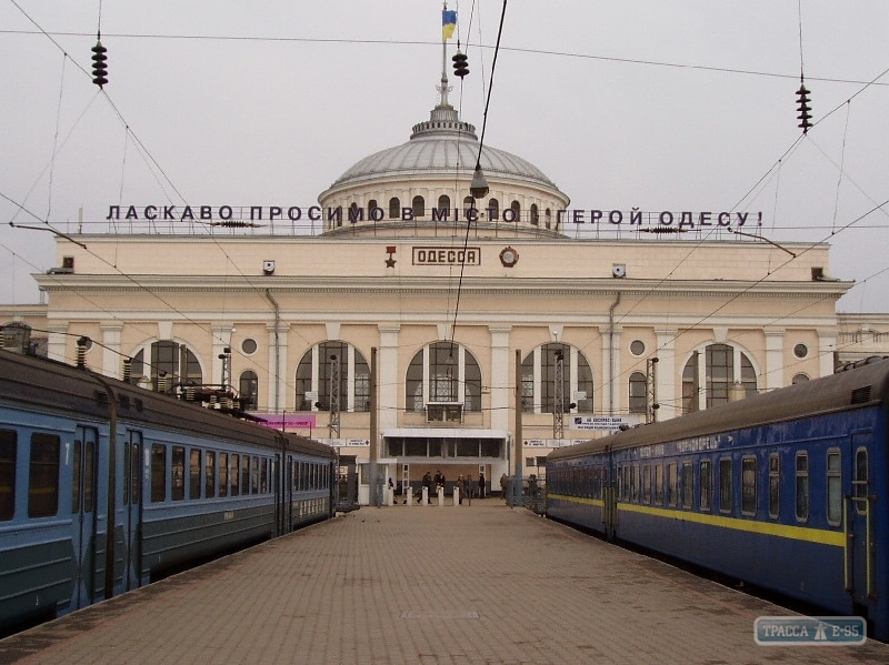 Одесская железная дорога вновь жалуется, что из-за местных властей перевозит пассажиров бесплатно