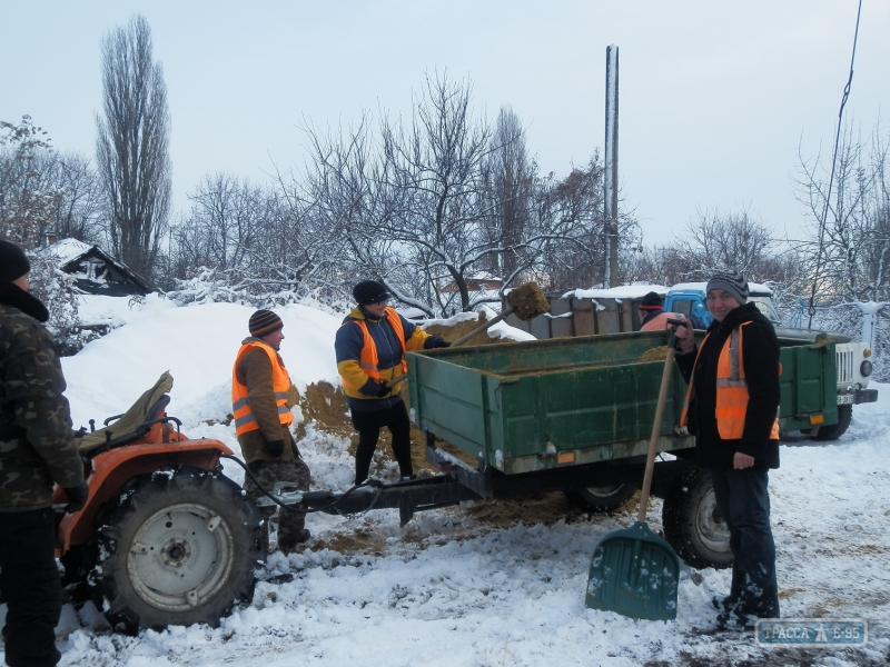 Коммунальщики в Кодыме перешли на усиленный режим работы из-за снегопада и гололеда