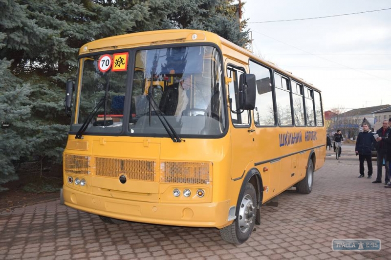 Сельская школа в Великомихайловском районе получила новый автобус для подвоза учеников