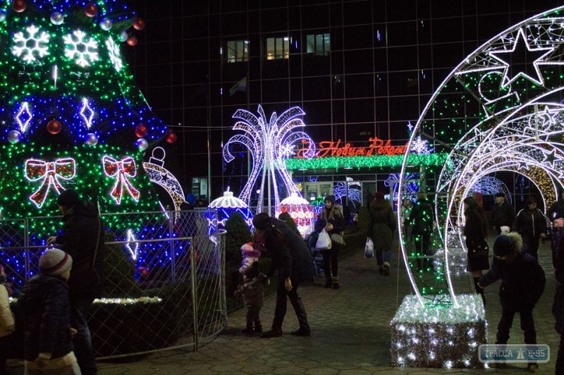 Центр Черноморска украсила новогодняя иллюминация (фото)