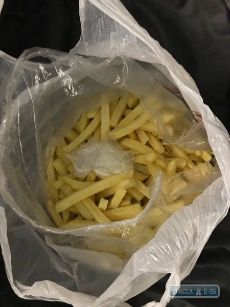В Одесском аэропорту задержали иностранца, который перевозил приправленную кокаином картошку фри