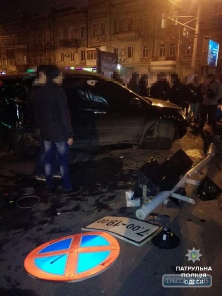 Два автомобиля Lexus на большой скорости снесли светофор в центре Одессы (фото)