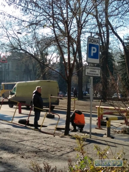 Глубокий провал образовался посреди оживленной дороги в Одессе (фото)