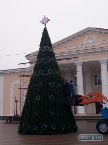 Коммунальщики впервые установили в центре Ширяево искусственную новогоднюю елку (фото)