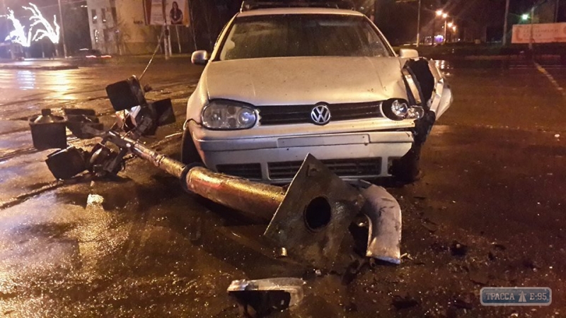 ДТП на Таирова в Одессе: пьяный водитель снес светофор