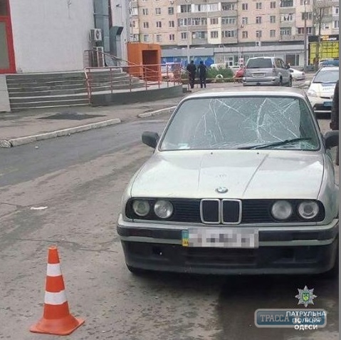 Иномарка сбила пешехода во дворе на Поселке Котовского