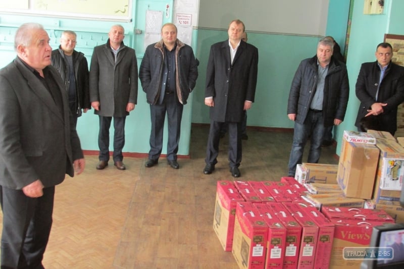 Учебные заведения Любашевского района получили десятки компьютеров, приобретенных за счет госбюджета