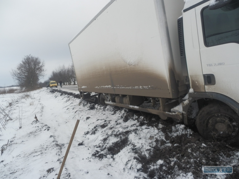 Два грузовика заблокировали движение из-за гололеда на автодороге Кодыма – Балта