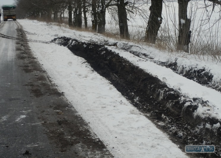 Грузовик застрял в сугробе на севере Одесской области