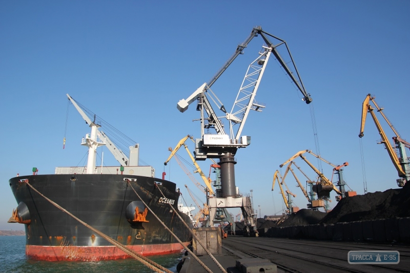 Порт Южный принял два последних в этом году балкера с углем