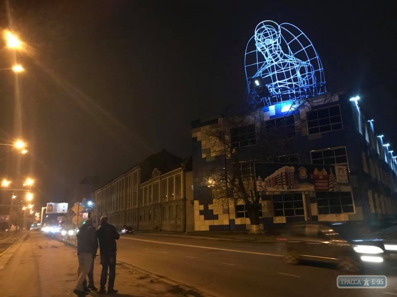 Гигантский ангел со смартфоном появился на крыше завода в Одессе