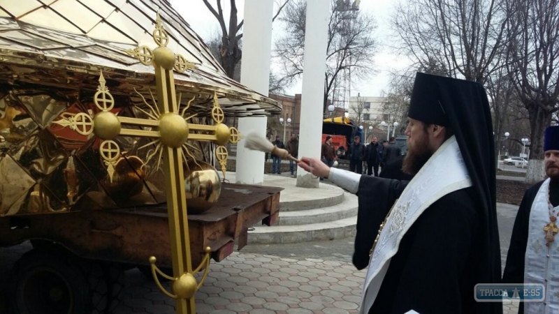 В Измаил привезли купол и крест для водосвятной ротонды