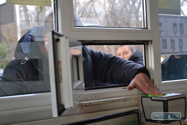 Десятки иностранцев из «групп риска» и России проходят биометрический контроль на юге области (фото)
