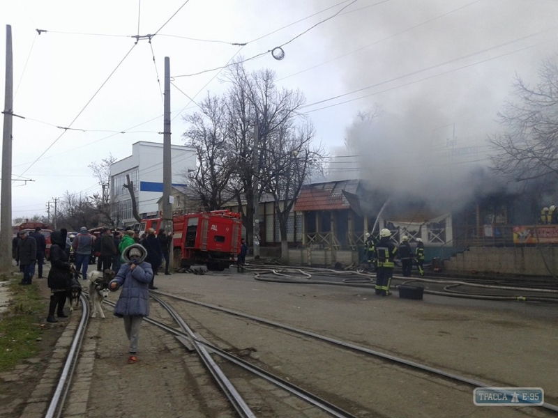 Масштабный пожар на 16-й Фонтана в Одессе: горят ресторан, магазин и кафе (фото)