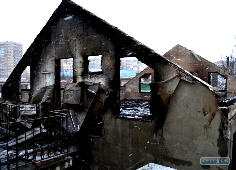 Одесские спасатели ликвидировали пожар в двух рядом расположенных домах