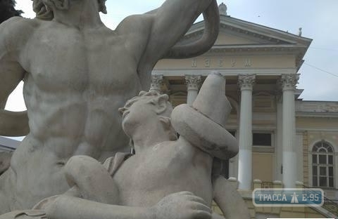 Знаменитую скульптуру в центре Одессы снова повредили вандалы, отбив статуе руку