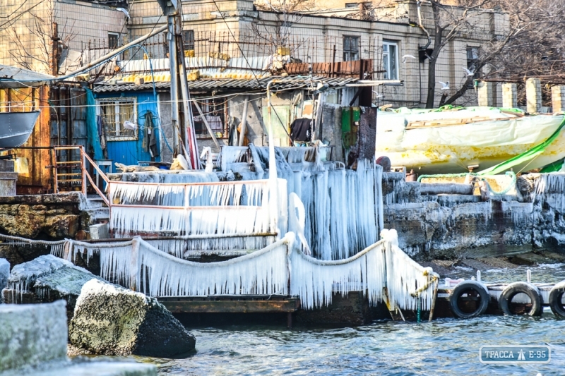 Побережье Одессы из-за морозов превратилось в причудливую ледяную сказку (фото)