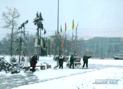 Коммунальные службы Одессы массово вышли на борьбу со снегопадом (фото)