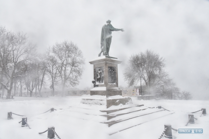 Одессу накрывает снегом (фоторепортаж)